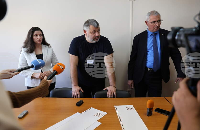 ����� 300 ������ �� ������� � ��������� ������� �� ��������� �� �������