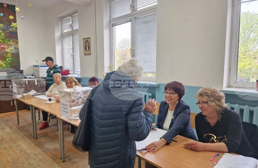 ��� 11:00 �. � ������ ������� �� ��������� 16 379 ����, ��� 12,41 �������� �� ������� ����� �� ����