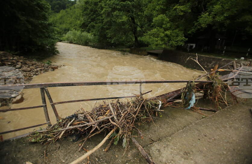 Продължава почистването на речните корита, след частичното бедствено положение в община Етрополе