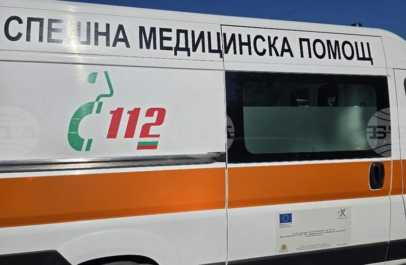 Двама души пострадаха при катастрофа между лек автомобил и микробус на главния път Стара Загора-Димитровград