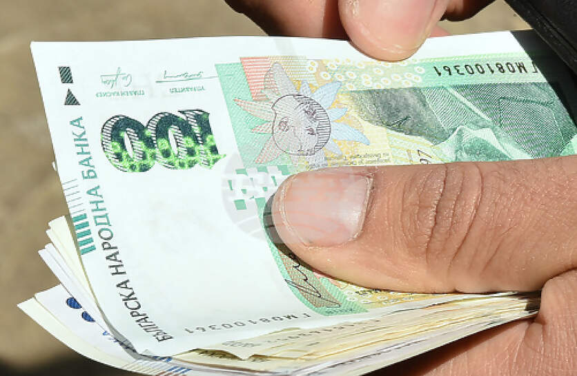 Полицаи са разкрили случай с измама на възрастна жена, задържали са извършителите и са намерили отнетите пари