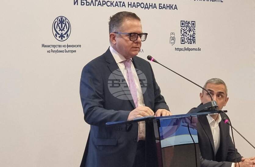 Безкасовите разплащания ще улеснят смяната на валутата