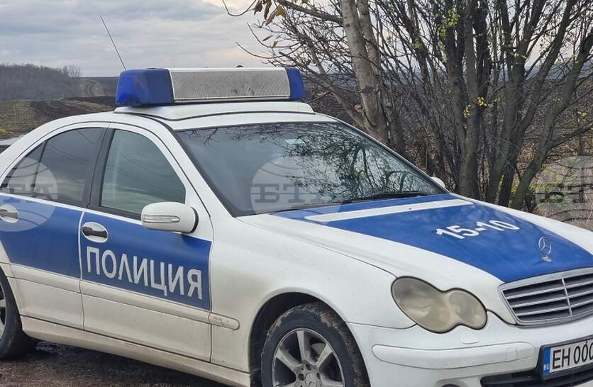 Движението по републиканския път Бяла - Ботевград в района на разклона за Долна Митрополия временно се осъществява в една лента