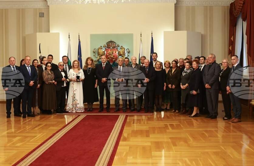 В навечерието на Деня на народните будители Румен Радев удостои с Почетния знак на президента на дейци на културата