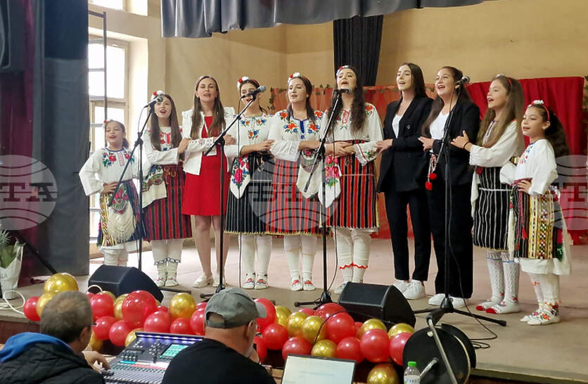 Пъстра въртележка от песни, танци и усмивки предложи на присъстващите вторият празник