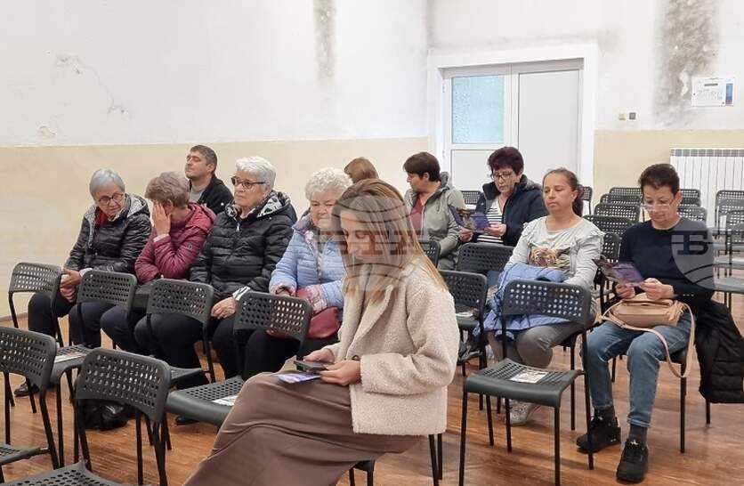 Предупреждения за измамници, представящи се за банкови служители, отправиха експерти на информационна среща за еврото в Твърдица