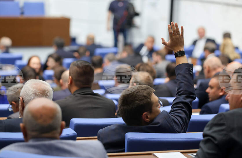 Управляващите обясниха оттеглянето на Наталия Киселова с коалиционна култура и гарантиране на стабилност, опозицията видя в това унижение