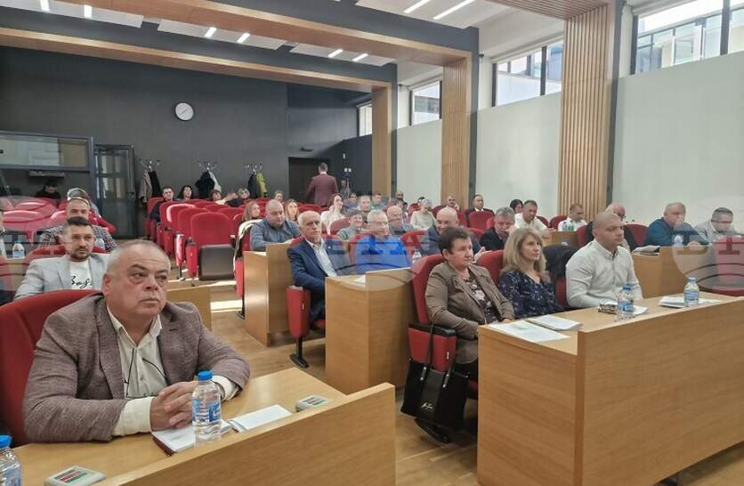 Общинският съвет в Троян одобри проект за ново игрище в с. Дебнево, преобразуване на изложението в Орешак и награди изявени спортисти