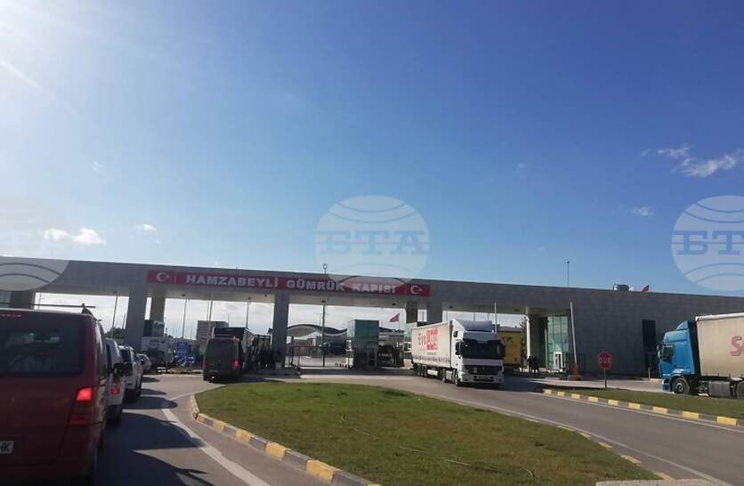 Интензивен е трафикът на изход за товарни автомобили на граничния пункт „Лесово“