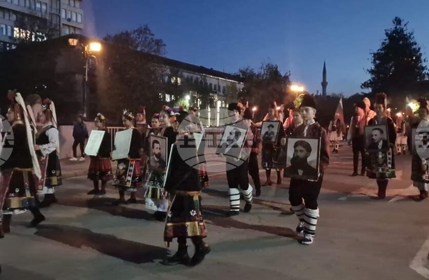 С факелно шествие, което премина по