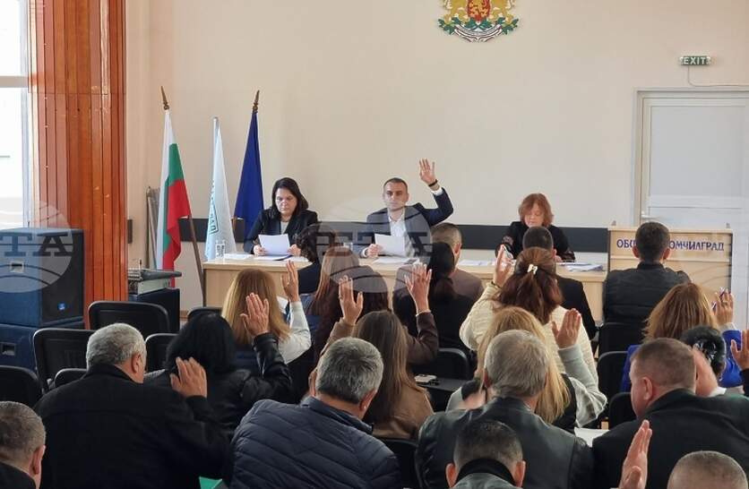 По-малко приходи от местни дейности и по-малко разходи за такива планира Община Момчилград с приетата днес тригодишна прогноза