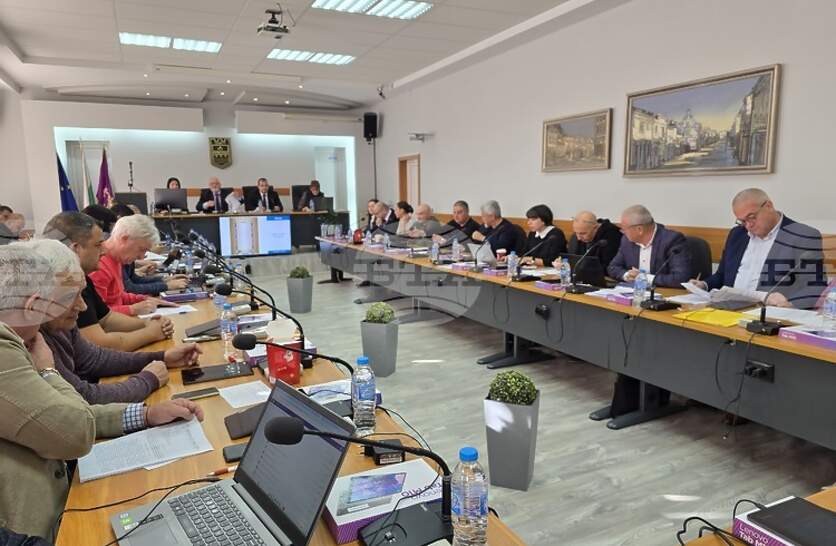 Премахване на мозаечни пана на фасадите на два блока, войнишки паметник, нова бюджетна дейност бяха сред темите в Общински съвет – Ловеч