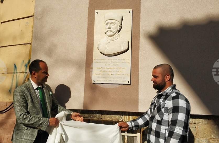 Млад каменоделец от Враца започна инициатива за поставяне на паметни знаци на видни врачани