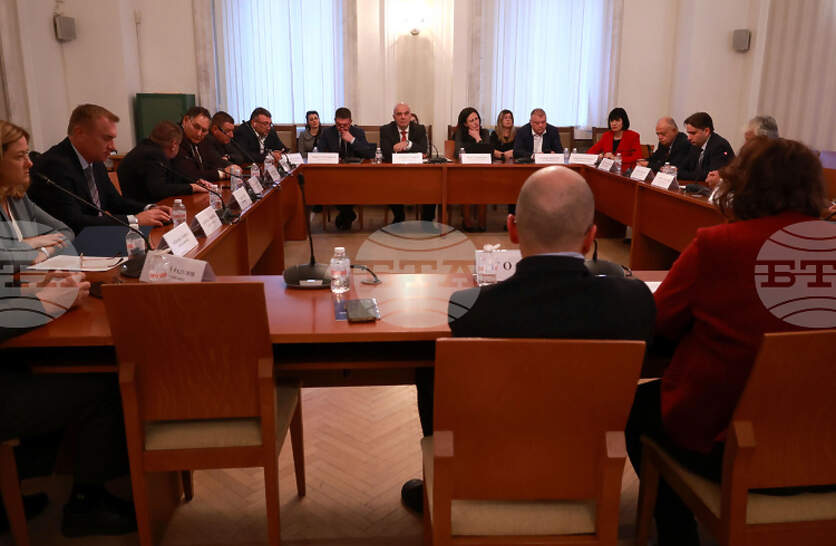 Парламентарната вътрешна комисия отхвърли ветото на президента върху два закона - за специалните разузнавателни средства и за Държавна агенция „Разузнаване“