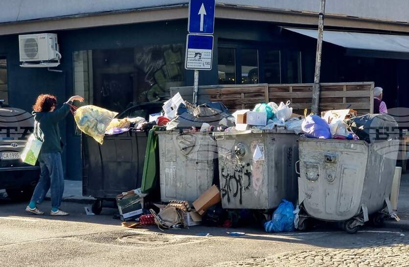 Екипи от четири столични района се включват в работата по почистване в
