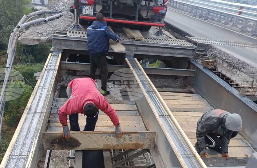 Петдесет стоманобетонни панела са монтирани за седмица при ремонта на Дунав мост при Русе
