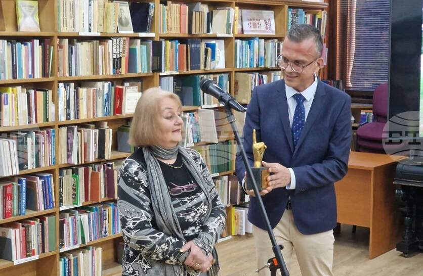 Съюзът на Българските журналисти във Велико Търново връчи за първи път наградата „Показалец“ на церемония в Регионалната библиотека „П.Р.Славейков“