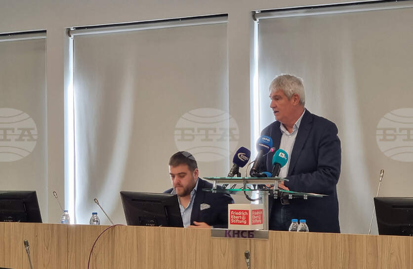 Минималната работна заплата ще бъде 605 евро вместо 620 евро, което е 180 евро по-малко на година за всеки работещ