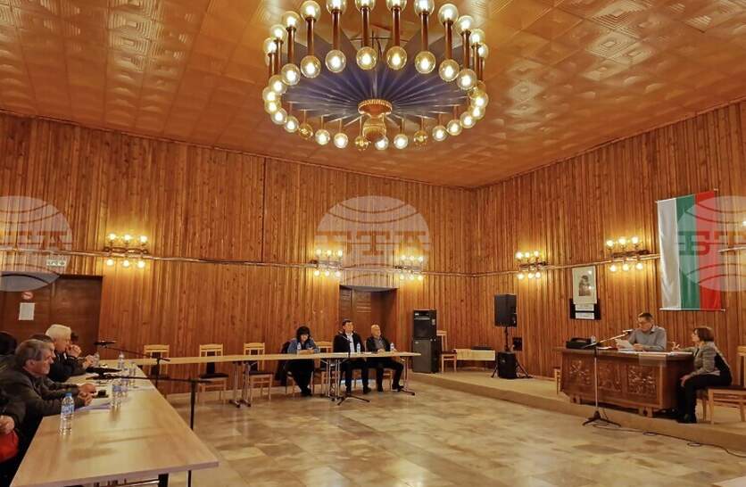 Общинските съветници в Сухиндол гласуваха прехвърляне на шест имота от държавата към общината за разширяване на гробищния парк