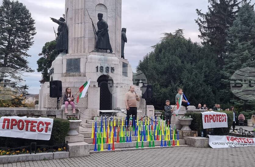 Протестиращи срещу замътняването на питейната вода във Велико Търново се събраха тази вечер пред паметника „Майка България“