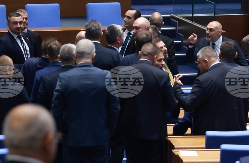 Парламентът обсъжда на извънредно заседание промени в Закона за лечебните заведения на второ четене