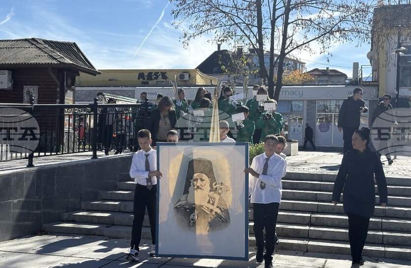 Шествие премина през централната градска част на Самоков по случай 1 ноември – Деня на народните будители