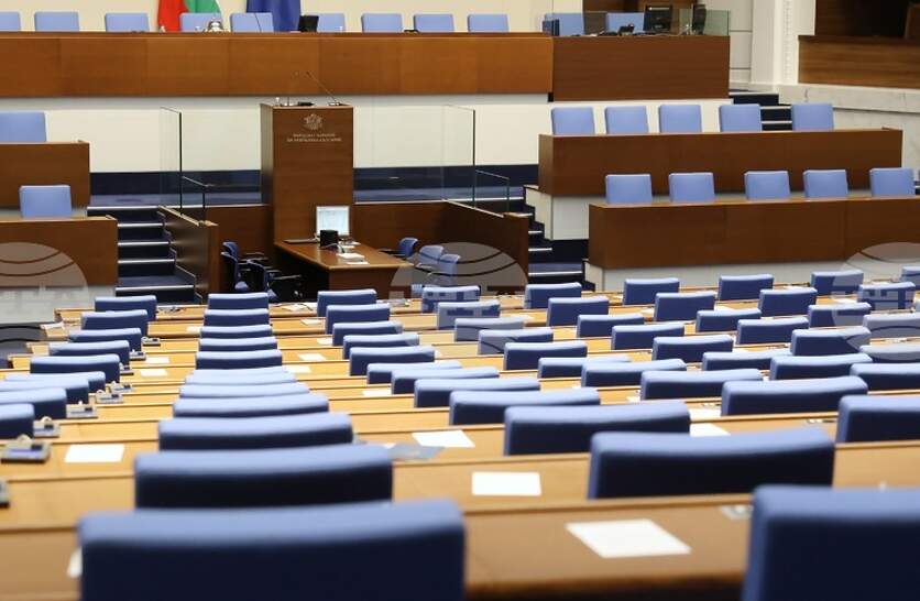 Близо половината депутати са имали неоправдани отсъствия от пленарни заседания през първия месец след лятната си ваканция