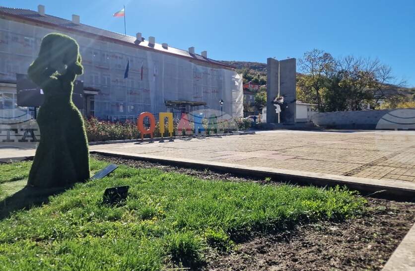 Служители на Общинската администрация в Опака настояват за оставката на общински съветник