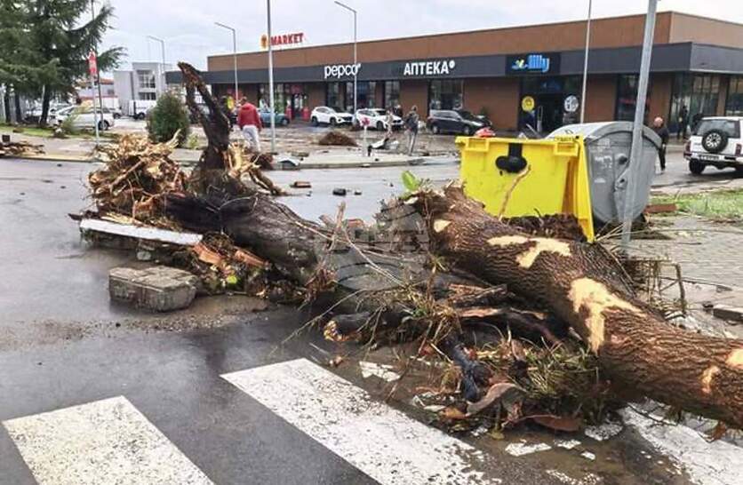 Над 410 литра дъжд на кв.м. причиниха наводнения и разрушения в община Царево, пострадали са пътища, мостове и домове