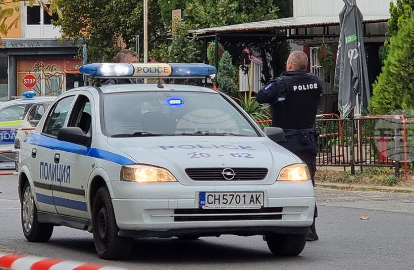 Възрастен мъж и младеж на 19 години бяха задържани за кражби от автомобили в Сливенско