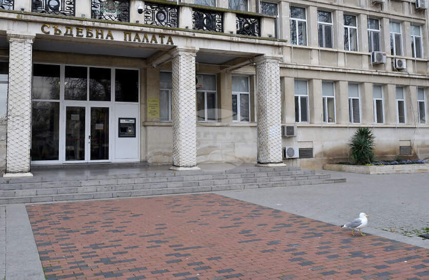 Мъж е привлечен към наказателна отговорност за причиняване на средна телесна повреда на полицай във Варненско