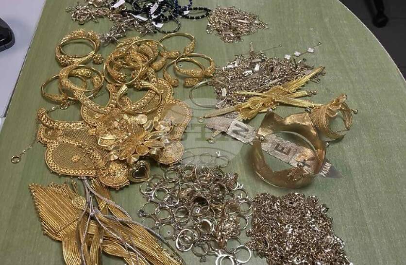 Укрити в кисело мляко контрабандни златни накити за над 223 хил. лв. задържаха митничари на