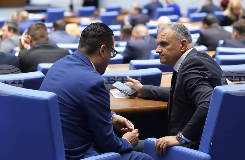 Парламентът удължи днешното се пленарно заседание