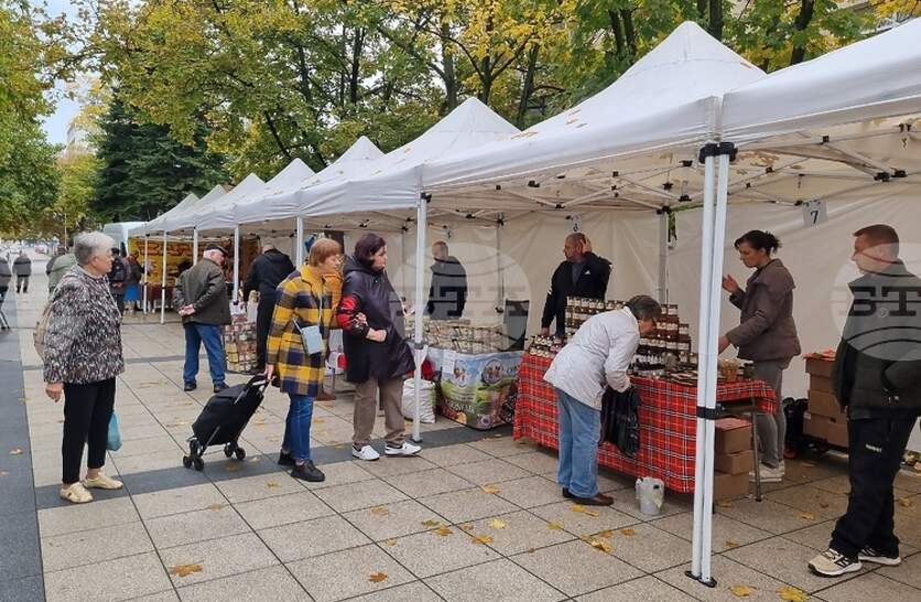 Производители от страната предлагат натурални продукти директно на клиентите на фермерски пазар в Монтана