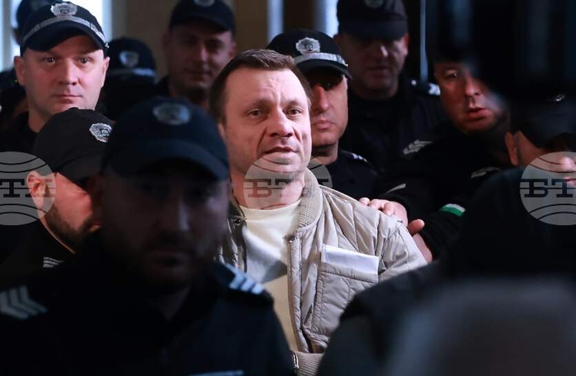Съдът гледа мерките за неотклонение на д-р Станимир Хасърджиев и още трима души, обвинени за престъпление, свързано с принуда, при което е използвано оръжие