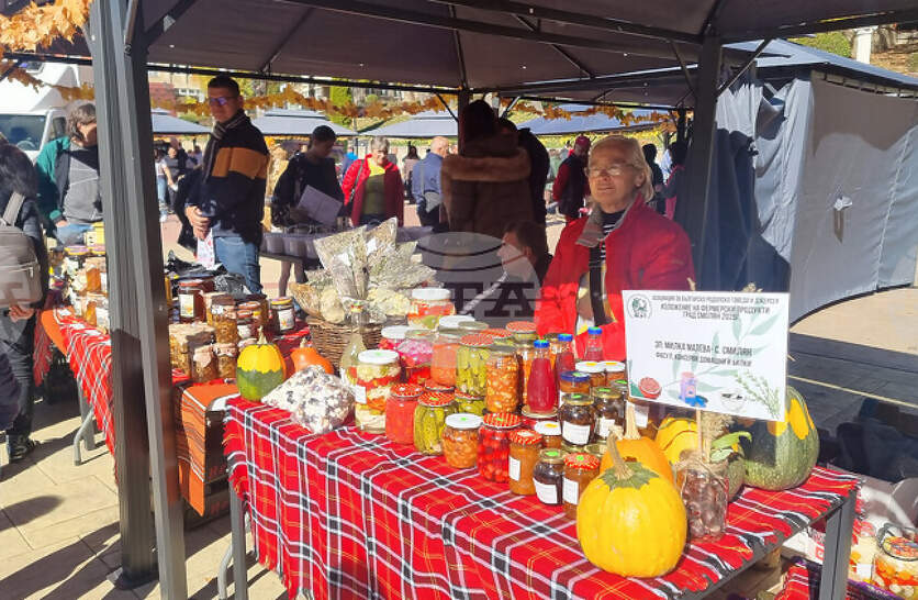 Млечни, месни продукти от български ферми, родопски картофи и мурсалски чай са представени на изложение в центъра на Смолян