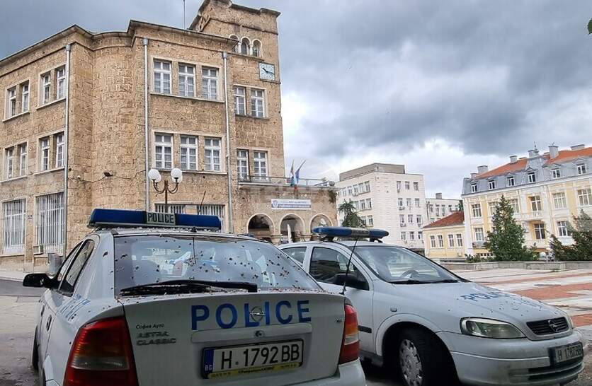 Нормализирано е движението край шуменското село Радко Димитриево, което бе затруднено заради катастрофа между два автомобила