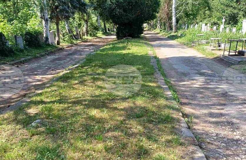 Общинските предприятия в Шумен почистват за Архангелова задушница, утре ще има допълнителни автобуси до Гробищния парк