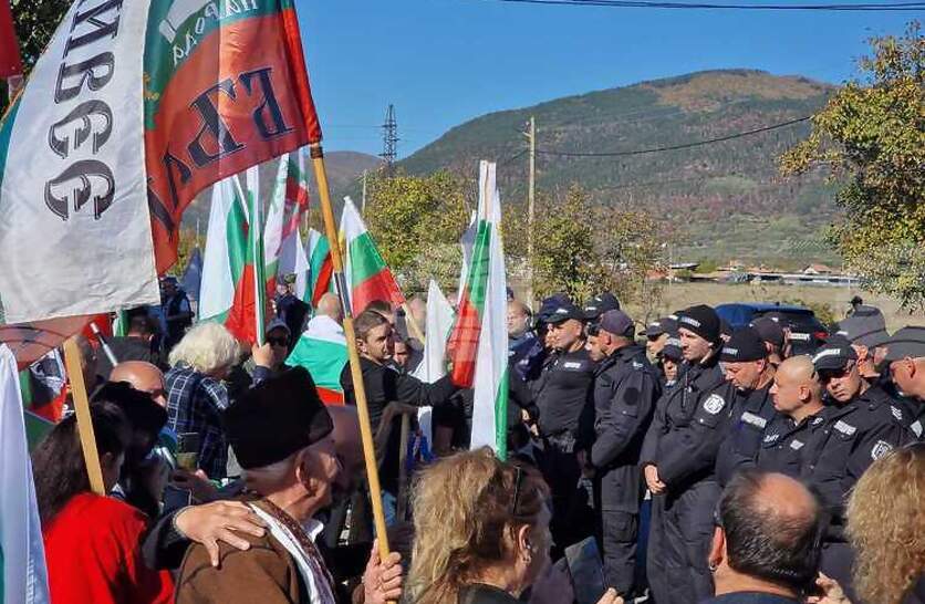Граждани протестират срещу въвеждането на еврото на входа на град Гурково