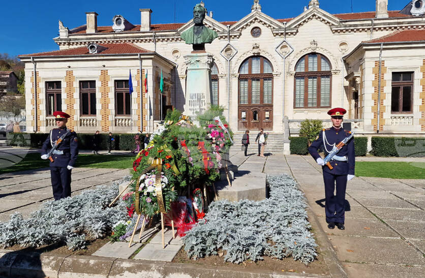 Денят на народните будители бе отбелязан в Шумен с военен ритуал, празнична програма и поднасяне на цветя и венци