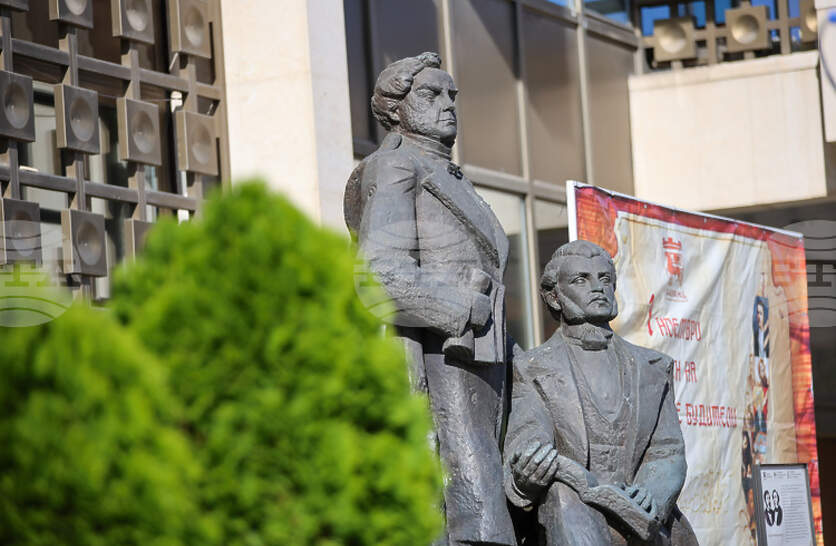 Денят на народните будители ни напомня колко силна е светлината на знанието, заявиха от „Има такъв народ“