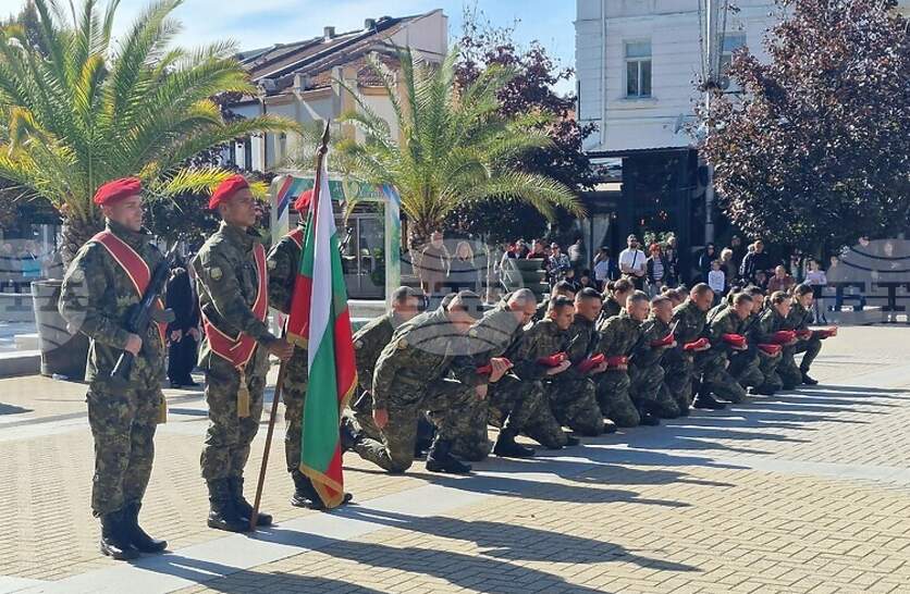Заупокойна молитва беше отслужена на Архангелова задушница пред Паметника на Незнайния воин в Хасково