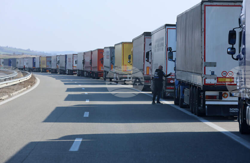 ����� 100 000 ���������� �� ������ �� ������� �� ����� �� ����������, �� ��� ����������� �� ���������� �� ������� ��� 12 � �� ��� ����������